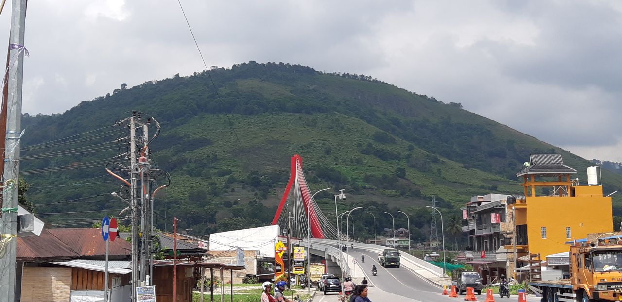 Jembatan Aek Tano Ponggol Ikon Pulau Samosir