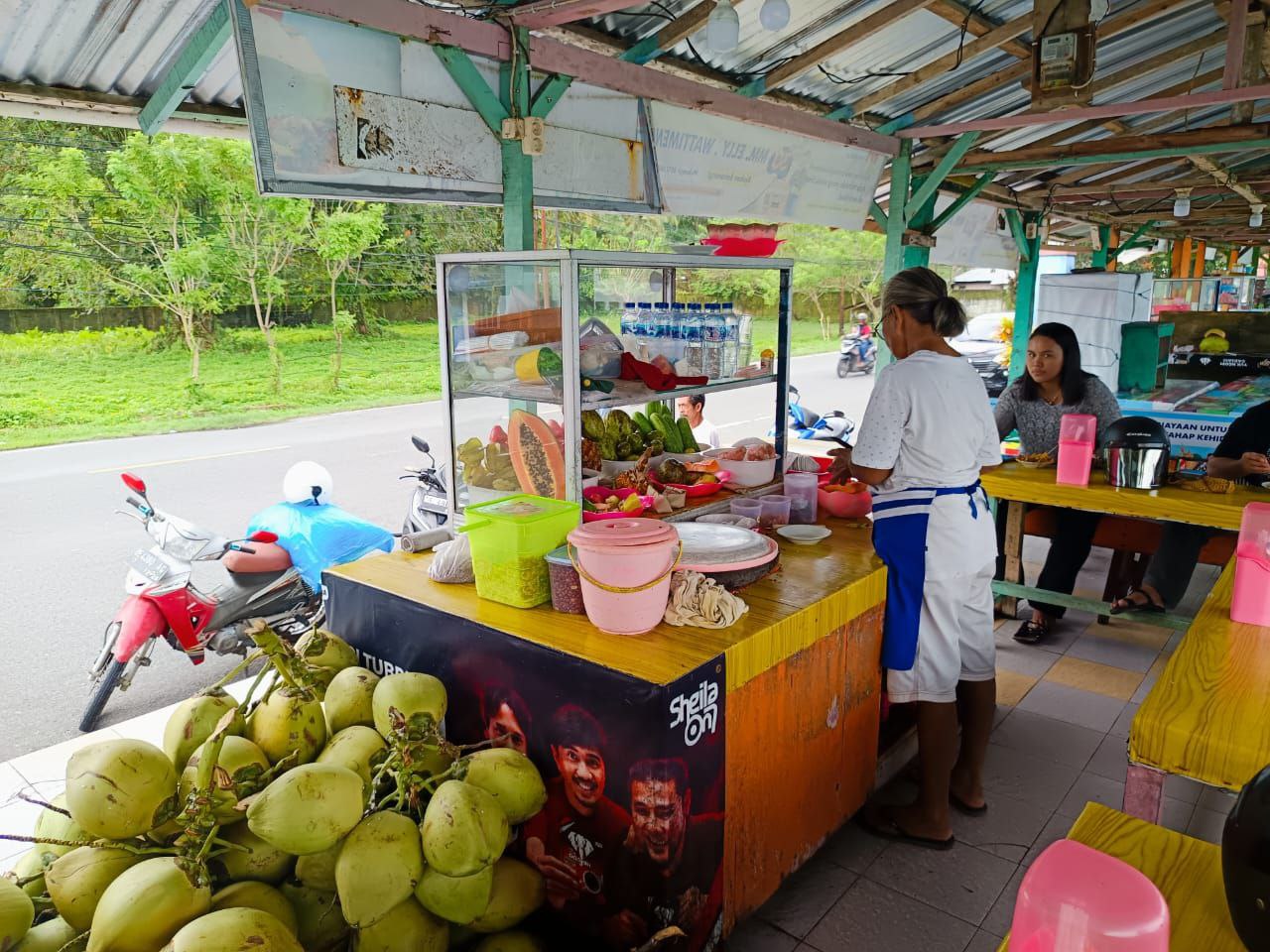 Mencicipi Nikmatnya Rujak Natsepa di Provinsi Maluku