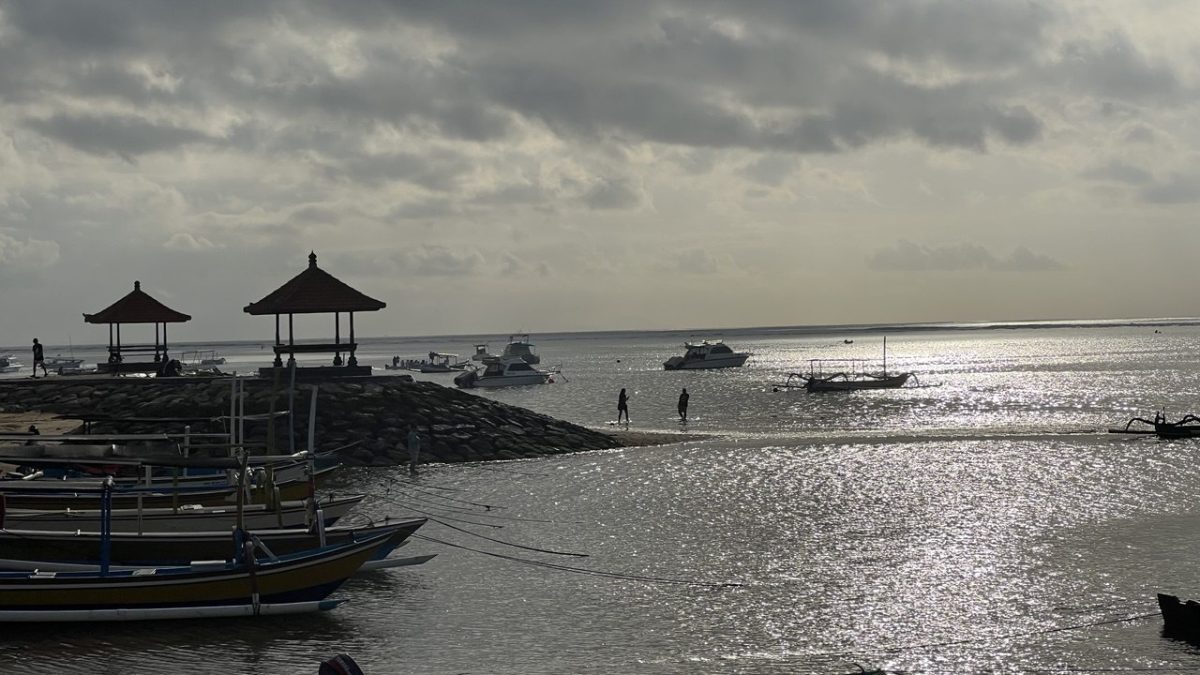 Menikmati Matahari Terbenam di Pantai Semawang Bali - Berita Daerah