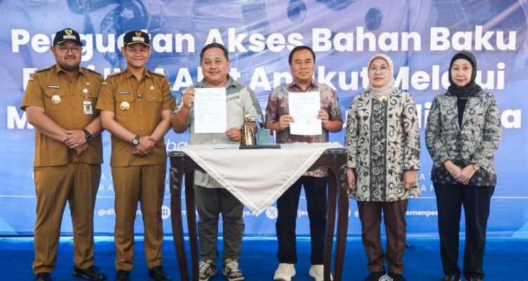 para pelaku IKM untuk terus berinovasi dan menyesuaikan diri dengan perkembangan industri otomotif, khususnya peralihan ke kendaraan listrik. Ia berharap IKM bisa mengadopsi cara kerja industri modern, termasuk produksi massal yang efisien, menjaga kualitas, biaya, dan pengiriman.