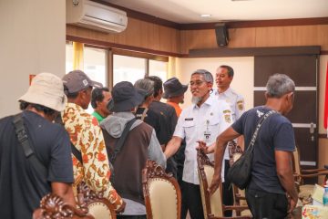 Menanggapi hal itu, Sekda Sumarno mengatakan, seluruh aspirasi yang disampaikan akan diteruskan ke instansi terkait seperti Badan Pertanahan Nasional (BPN), Perhutani, dan lainnya. Ia juga meminta Dinas Pertanian dan Perkebunan (Distanbun) Jateng untuk menampung dan menindaklanjuti aspirasi petani secara langsung.