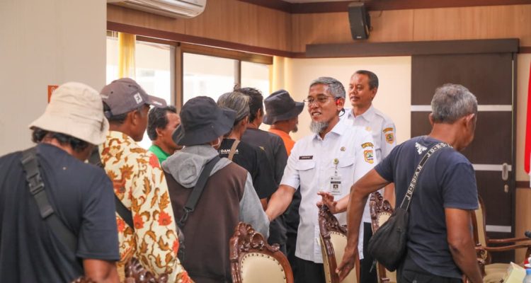 Menanggapi hal itu, Sekda Sumarno mengatakan, seluruh aspirasi yang disampaikan akan diteruskan ke instansi terkait seperti Badan Pertanahan Nasional (BPN), Perhutani, dan lainnya. Ia juga meminta Dinas Pertanian dan Perkebunan (Distanbun) Jateng untuk menampung dan menindaklanjuti aspirasi petani secara langsung.