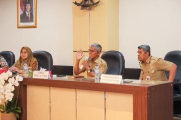 Agus memberikan masukan agar daerah menerapkan lima terobosan. Pertama, dengan cara mengoptimalkan sumber-sumber pendapatan yang ada. Misalnya, pajak hotel dan restoran. Kedua, melalui ekstensifikasi, dengan meningkatkan pengelolaan sumber daerah. Ketiga, peningkatan kapasitas sumber daya manusia (SDM) dalam pengelolaan daerah.