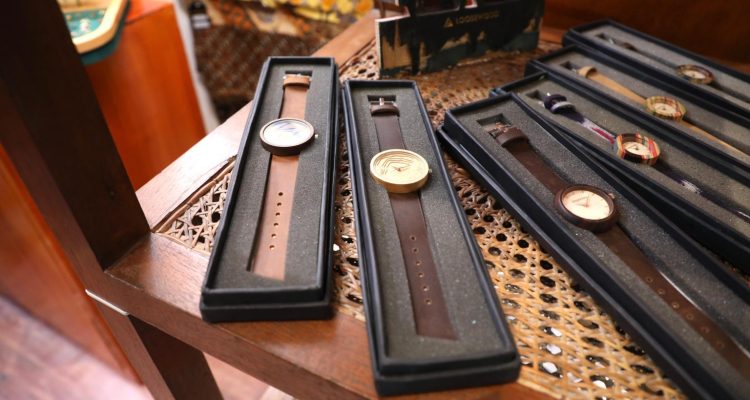 Salah satu produk unik berasal dari Andhika Praditya, pemuda asal Solo. Ia memanfaatkan papan skateboard rusak menjadi aneka aksesori seperti arloji, kacamata, gantungan kunci, dan anting. Ide ini muncul dari hobinya bermain skateboard.