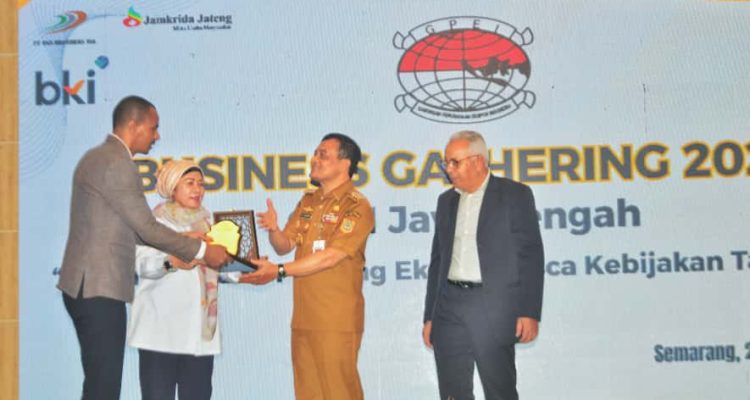 Pemerintah Provinsi Jawa Tengah terus mendorong terciptanya iklim investasi yang sehat, antara lain melalui penyederhanaan proses perizinan, baik untuk investor asing (PMA) maupun domestik (PMDN). Selain itu, kualitas dan daya saing tenaga kerja di Jawa Tengah juga menjadi nilai tambah.