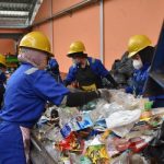 Kementerian PU turut berkontribusi terhadap infrastruktur pengelolaan sampah. Sepanjang tahun 2025, Kementerian PU melalui Direktorat Jenderal Cipta Karya berhasil membangun 979 Infrastruktur Berbasis Masyarakat (IBM) sektor sanitasi dan persampahan di 29 provinsi dan 105 kabupaten/kota, yang terdiri atas program Sanitasi Berbasis Masyarakat (Sanimas) mencakup 841 lokasi dengan proyeksi menyerap 11.774 tenaga kerja melalui skema padat karya.