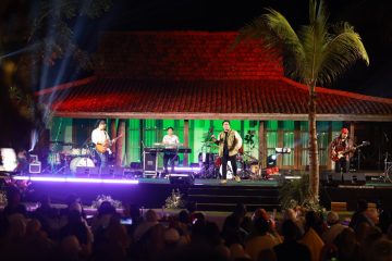 “Festival musik di tepi pantai ini digelar Banyuwangi setiap tahun sebagai salah satu cara menggerakkan pariwisata daerah. Tahun ini kami kemas dalam konsep Seamphony untuk mempromosikan potensi unggulan daerah,” ujar Bupati Banyuwangi, Ipuk Fiestiandani.