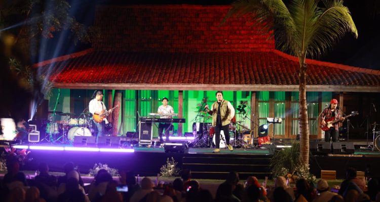 “Festival musik di tepi pantai ini digelar Banyuwangi setiap tahun sebagai salah satu cara menggerakkan pariwisata daerah. Tahun ini kami kemas dalam konsep Seamphony untuk mempromosikan potensi unggulan daerah,” ujar Bupati Banyuwangi, Ipuk Fiestiandani.