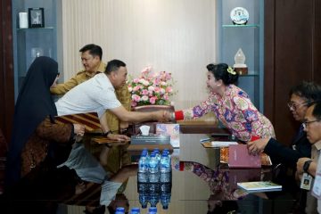 Pemerintah Kota Salatiga mulai melakukan langkah revitalisasi Dewan Kerajinan Nasional Daerah (Dekranasda) Kota Salatiga. Wali Kota bersama Ketua Dekranasda, jajaran pengurus, serta OPD terkait menggelar Rapat Koordinasi Pelaksanaan Kurasi Produk Kerajinan di Ruang Kerja Wali Kota