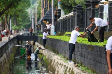 Sekda bahkan turun langsung menyusuri selokan di sepanjang trotoar untuk memungut sampah plastik, kabel, dan rumput liar. Ia juga meminta perbaikan pada lantai trotoar yang rusak agar tidak membahayakan pejalan kaki. Sementara itu, ASN lainnya membersihkan sisi samping dan belakang kantor gubernur.