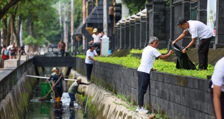 Sekda bahkan turun langsung menyusuri selokan di sepanjang trotoar untuk memungut sampah plastik, kabel, dan rumput liar. Ia juga meminta perbaikan pada lantai trotoar yang rusak agar tidak membahayakan pejalan kaki. Sementara itu, ASN lainnya membersihkan sisi samping dan belakang kantor gubernur.