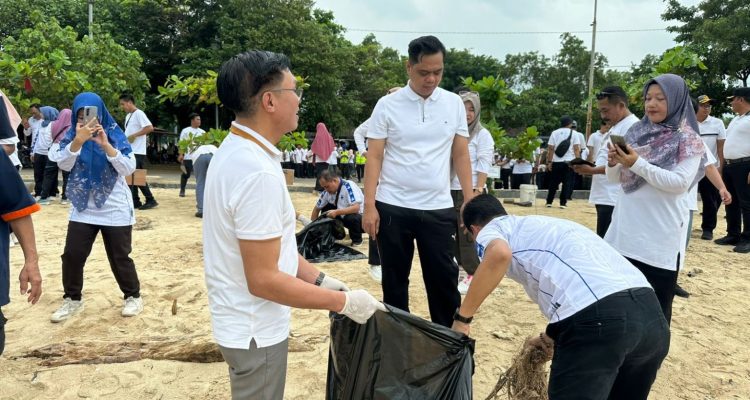 Bupati Jepara menegaskan komitmen Pemerintah Kabupaten Jepara dalam menangani persoalan sampah melalui Aksi Bersih Sampah dalam rangka Hari Peduli Sampah Nasional (HPSN) 2026, yang digelar di Jepara,