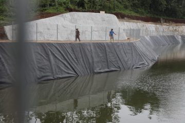 Petani biasanya membawa air menggunakan jeriken, lalu dimasukkan ke tandon berkapasitas sekitar 500 liter untuk menyiram tanaman. Cara ini tentu memakan waktu, tenaga, dan biaya tambahan untuk bahan bakar.