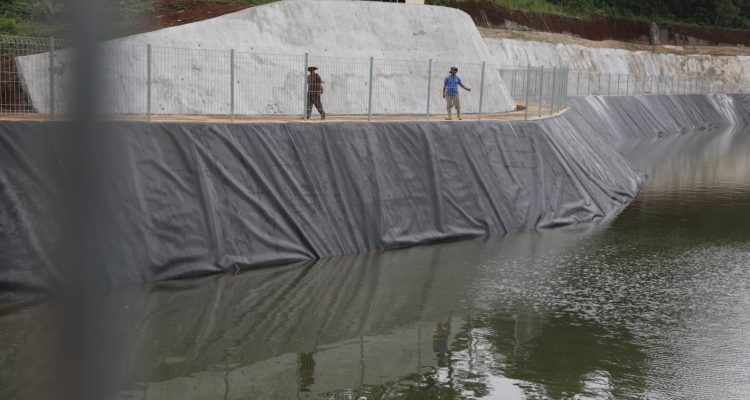 Petani biasanya membawa air menggunakan jeriken, lalu dimasukkan ke tandon berkapasitas sekitar 500 liter untuk menyiram tanaman. Cara ini tentu memakan waktu, tenaga, dan biaya tambahan untuk bahan bakar.