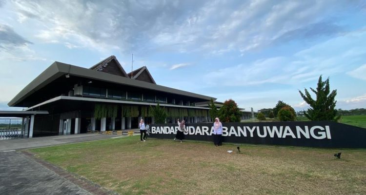 Selama periode 13–30 Maret 2026, jumlah penumpang mencapai 7.459 orang atau naik sekitar 5 persen dibanding tahun sebelumnya. Pergerakan pesawat bahkan melonjak hingga 44 persen, disertai peningkatan volume kargo sebesar 22,5 persen. Data ini memperlihatkan mobilitas wisatawan yang semakin tinggi melalui jalur udara.
