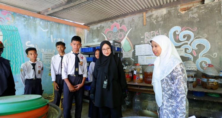 SMPN 3 Banyuwangi Ubah Sampah Jadi Produk Bernilai Ekonomi