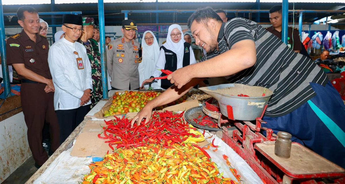 Kepala BPS Banyuwangi Abdus Salam selama Ramadan dan menjelaang Idulfitri, terjadi sejumlah kenaikan harga pada beberapa komoditas bahan pokok, dan adanya peningkatan permintaan bahan bakar gas yang menyebabkan harga meningkat,