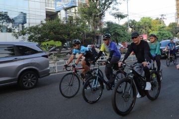 “Ini bukan hanya soal hemat energi, tapi juga membentuk budaya kerja. Kita ingin memberi contoh bahwa hidup hemat bisa dimulai dari hal kecil,” katanya.