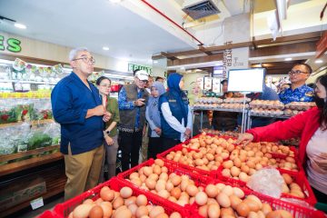 Wali Kota Bandung, Muhammad Farhan, mengungkapkan bahwa lonjakan ini mulai dirasakan pelaku usaha sejak akhir pekan lalu dan berdampak langsung pada operasional, terutama bagi pelaku UMKM yang bergantung pada kemasan sekali pakai.