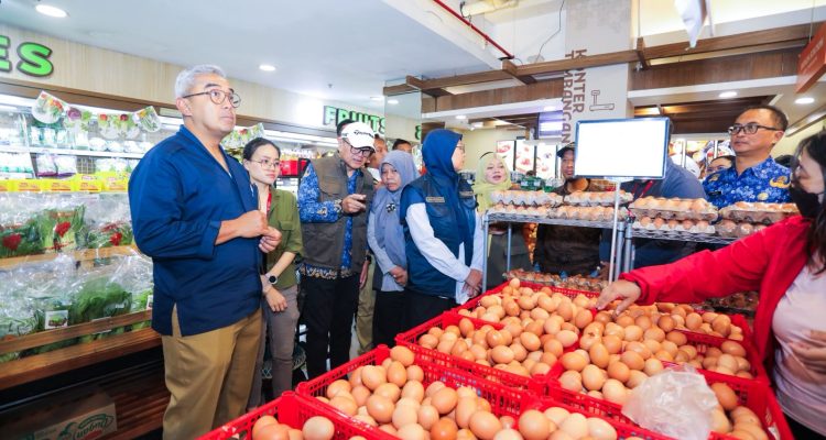 Wali Kota Bandung, Muhammad Farhan, mengungkapkan bahwa lonjakan ini mulai dirasakan pelaku usaha sejak akhir pekan lalu dan berdampak langsung pada operasional, terutama bagi pelaku UMKM yang bergantung pada kemasan sekali pakai.