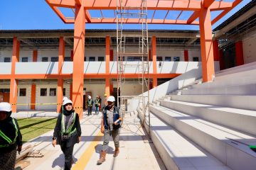 Sekolah Rakyat Banyuwangi dibangun di atas lahan seluas tujuh hektare milik Pemerintah Kabupaten Banyuwangi. Proyek tersebut dikerjakan oleh Kementerian Pekerjaan Umum dengan konsep sekolah modern berstandar internasional.