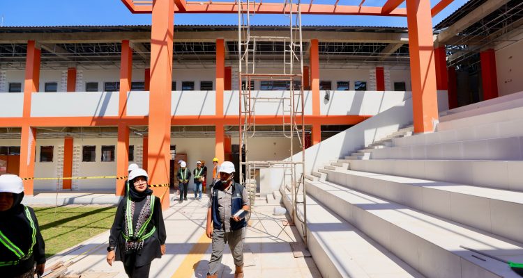 Sekolah Rakyat Banyuwangi dibangun di atas lahan seluas tujuh hektare milik Pemerintah Kabupaten Banyuwangi. Proyek tersebut dikerjakan oleh Kementerian Pekerjaan Umum dengan konsep sekolah modern berstandar internasional.