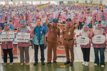 (Beritadaerah – Kudus) Pemerintah Provinsi Jawa Tengah mulai menyalurkan Bantuan Langsung Tunai (BLT) Dana Bagi Hasil Cukai Hasil Tembakau (DBHCHT) tahun 2026 kepada para pekerja di sektor pertembakauan. Program ini menjadi salah satu langkah pemerintah daerah untuk menjaga daya beli masyarakat sekaligus mendukung keberlanjutan ekonomi di sentra-sentra industri tembakau. Gubernur Jawa Tengah Ahmad Luthfi mengatakan, total penerima BLT DBHCHT tahun ini mencapai 85.000 orang dengan nilai bantuan sebesar Rp51 miliar. “Di Jawa Tengah ini total penerimanya 85.000 orang, nilainya Rp51 miliar,” ujar Luthfi saat menyerahkan bantuan secara simbolis kepada pekerja di PT Djarum Brak Karangbener, Kabupaten Kudus, Senin (29/6/2026). Menjangkau 33 Kabupaten/Kota Bantuan tersebut menyasar buruh pabrik rokok, buruh tani tembakau, dan buruh tani cengkeh yang terlibat langsung dalam rantai produksi industri hasil tembakau legal. Penerima tersebar di 33 kabupaten/kota, 136 kecamatan, dan 663 desa/kelurahan. Hanya Kota Tegal dan Kabupaten Pekalongan yang tidak menerima alokasi dari pemerintah provinsi karena kebutuhan penerima di dua daerah tersebut telah dipenuhi melalui alokasi masing-masing pemerintah daerah. Realisasi penyaluran Dimana sebanyak 56,84% sudah tersalurkan sebesar Rp 28,9 miliar per 29 Juni 2026 dan sudah dinikmati manfaatnya oleh 48.313 orang. Kudus Jadi Penerima Terbesar Kabupaten Kudus menjadi salah satu daerah dengan jumlah penerima terbesar. Tercatat 26.565 orang menerima bantuan dengan total nilai Rp15,9 miliar. Dari jumlah itu, sekitar 5.069 penerima merupakan pekerja di PT Djarum. Setiap penerima memperoleh Rp600.000 untuk periode dua bulan (Mei–Juni 2026). | “Saya berikan langsung, saya cek masyarakat kita senang sekali,” kata Luthfi. Membantu Kebutuhan Sehari-hari Bagi para pekerja, bantuan ini dirasakan cukup membantu memenuhi kebutuhan rumah tangga. Wiwin Winarni, pekerja PT Djarum asal Trengguli, Demak, mengatakan dana tersebut dapat digunakan untuk membeli beras, lauk-pauk, dan kebutuhan harian lainnya. “Semoga tahun depan bisa seperti tahun kemarin, karena bantuan ini sangat membantu,” ujarnya. Hal serupa disampaikan Siti Zulaikah, pekerja bagian pengepakan asal Gembong, Pati. Menurutnya, bantuan sangat bermanfaat menjelang tahun ajaran baru sekolah. “Ini nanti dibuat beli sepatu, tas, dan perlengkapan sekolah anak,” katanya. Program BLT DBHCHT tidak hanya berfungsi sebagai bantuan sosial, tetapi juga memiliki dampak ekonomi yang lebih luas. Ketika puluhan ribu pekerja menerima tambahan pendapatan, uang tersebut umumnya langsung dibelanjakan untuk kebutuhan pokok, pendidikan anak, hingga kebutuhan rumah tangga. Perputaran belanja ini ikut menggerakkan ekonomi lokal di desa-desa dan kawasan industri. Dari sisi pembangunan daerah, kebijakan ini menunjukkan bahwa penerimaan negara dari cukai hasil tembakau dapat kembali dirasakan oleh masyarakat yang bekerja di sektor tersebut. Tantangan ke depan adalah memastikan penyaluran tepat sasaran dan diiringi program peningkatan keterampilan, sehingga kesejahteraan pekerja tidak hanya bergantung pada bantuan tunai, tetapi juga pada peningkatan produktivitas dan peluang ekonomi yang lebih luas. Dengan penyaluran yang sudah mencapai lebih dari separuh target sebelum awal Juli, Jawa Tengah menunjukkan upaya serius menjaga daya beli masyarakat sekaligus mendukung stabilitas ekonomi daerah di tengah berbagai kebutuhan rumah tangga yang terus meningkat.