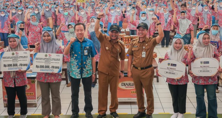 (Beritadaerah – Kudus) Pemerintah Provinsi Jawa Tengah mulai menyalurkan Bantuan Langsung Tunai (BLT) Dana Bagi Hasil Cukai Hasil Tembakau (DBHCHT) tahun 2026 kepada para pekerja di sektor pertembakauan. Program ini menjadi salah satu langkah pemerintah daerah untuk menjaga daya beli masyarakat sekaligus mendukung keberlanjutan ekonomi di sentra-sentra industri tembakau. Gubernur Jawa Tengah Ahmad Luthfi mengatakan, total penerima BLT DBHCHT tahun ini mencapai 85.000 orang dengan nilai bantuan sebesar Rp51 miliar. “Di Jawa Tengah ini total penerimanya 85.000 orang, nilainya Rp51 miliar,” ujar Luthfi saat menyerahkan bantuan secara simbolis kepada pekerja di PT Djarum Brak Karangbener, Kabupaten Kudus, Senin (29/6/2026). Menjangkau 33 Kabupaten/Kota Bantuan tersebut menyasar buruh pabrik rokok, buruh tani tembakau, dan buruh tani cengkeh yang terlibat langsung dalam rantai produksi industri hasil tembakau legal. Penerima tersebar di 33 kabupaten/kota, 136 kecamatan, dan 663 desa/kelurahan. Hanya Kota Tegal dan Kabupaten Pekalongan yang tidak menerima alokasi dari pemerintah provinsi karena kebutuhan penerima di dua daerah tersebut telah dipenuhi melalui alokasi masing-masing pemerintah daerah. Realisasi penyaluran Dimana sebanyak 56,84% sudah tersalurkan sebesar Rp 28,9 miliar per 29 Juni 2026 dan sudah dinikmati manfaatnya oleh 48.313 orang. Kudus Jadi Penerima Terbesar Kabupaten Kudus menjadi salah satu daerah dengan jumlah penerima terbesar. Tercatat 26.565 orang menerima bantuan dengan total nilai Rp15,9 miliar. Dari jumlah itu, sekitar 5.069 penerima merupakan pekerja di PT Djarum. Setiap penerima memperoleh Rp600.000 untuk periode dua bulan (Mei–Juni 2026). | “Saya berikan langsung, saya cek masyarakat kita senang sekali,” kata Luthfi. Membantu Kebutuhan Sehari-hari Bagi para pekerja, bantuan ini dirasakan cukup membantu memenuhi kebutuhan rumah tangga. Wiwin Winarni, pekerja PT Djarum asal Trengguli, Demak, mengatakan dana tersebut dapat digunakan untuk membeli beras, lauk-pauk, dan kebutuhan harian lainnya. “Semoga tahun depan bisa seperti tahun kemarin, karena bantuan ini sangat membantu,” ujarnya. Hal serupa disampaikan Siti Zulaikah, pekerja bagian pengepakan asal Gembong, Pati. Menurutnya, bantuan sangat bermanfaat menjelang tahun ajaran baru sekolah. “Ini nanti dibuat beli sepatu, tas, dan perlengkapan sekolah anak,” katanya. Program BLT DBHCHT tidak hanya berfungsi sebagai bantuan sosial, tetapi juga memiliki dampak ekonomi yang lebih luas. Ketika puluhan ribu pekerja menerima tambahan pendapatan, uang tersebut umumnya langsung dibelanjakan untuk kebutuhan pokok, pendidikan anak, hingga kebutuhan rumah tangga. Perputaran belanja ini ikut menggerakkan ekonomi lokal di desa-desa dan kawasan industri. Dari sisi pembangunan daerah, kebijakan ini menunjukkan bahwa penerimaan negara dari cukai hasil tembakau dapat kembali dirasakan oleh masyarakat yang bekerja di sektor tersebut. Tantangan ke depan adalah memastikan penyaluran tepat sasaran dan diiringi program peningkatan keterampilan, sehingga kesejahteraan pekerja tidak hanya bergantung pada bantuan tunai, tetapi juga pada peningkatan produktivitas dan peluang ekonomi yang lebih luas. Dengan penyaluran yang sudah mencapai lebih dari separuh target sebelum awal Juli, Jawa Tengah menunjukkan upaya serius menjaga daya beli masyarakat sekaligus mendukung stabilitas ekonomi daerah di tengah berbagai kebutuhan rumah tangga yang terus meningkat.